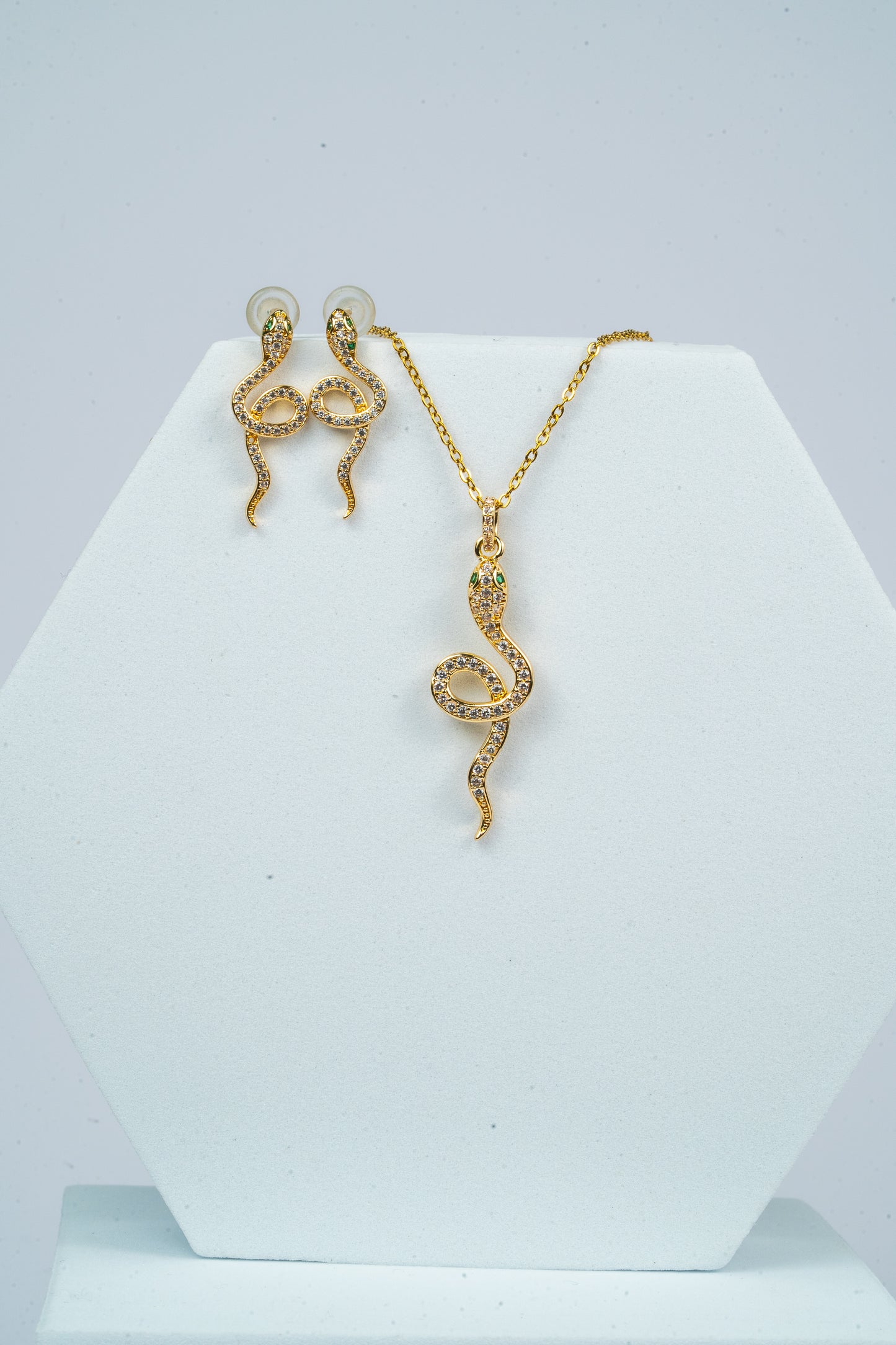 Serpent Shine Chain Pendant Set