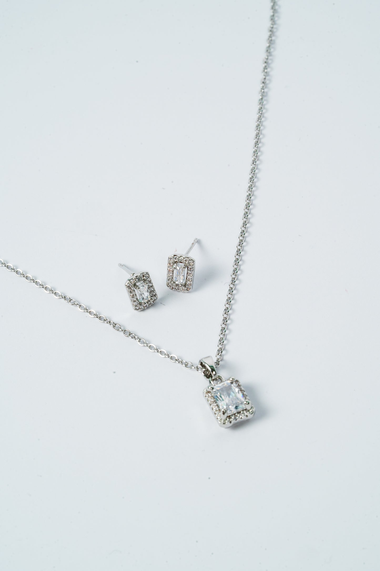Silver Solitaire Shine Chain Pendant Set