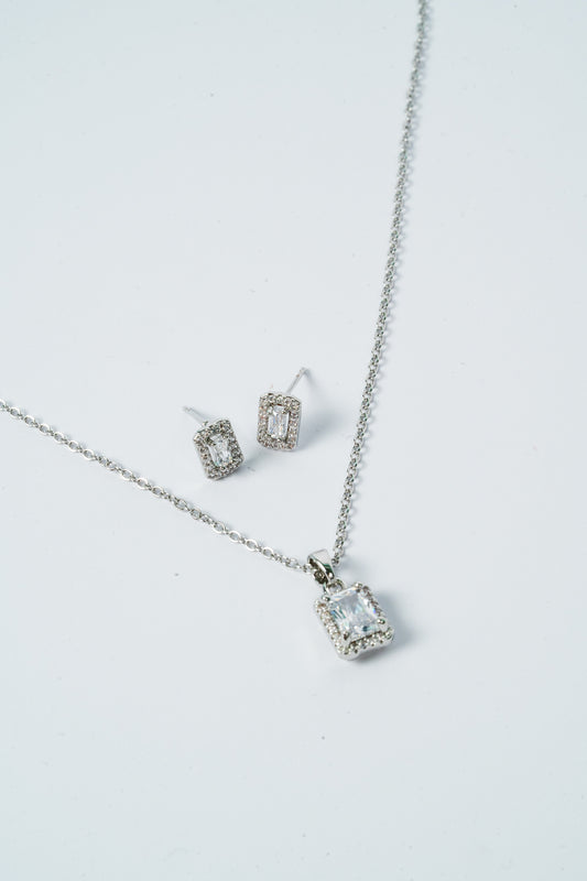 Silver Solitaire Shine Chain Pendant Set