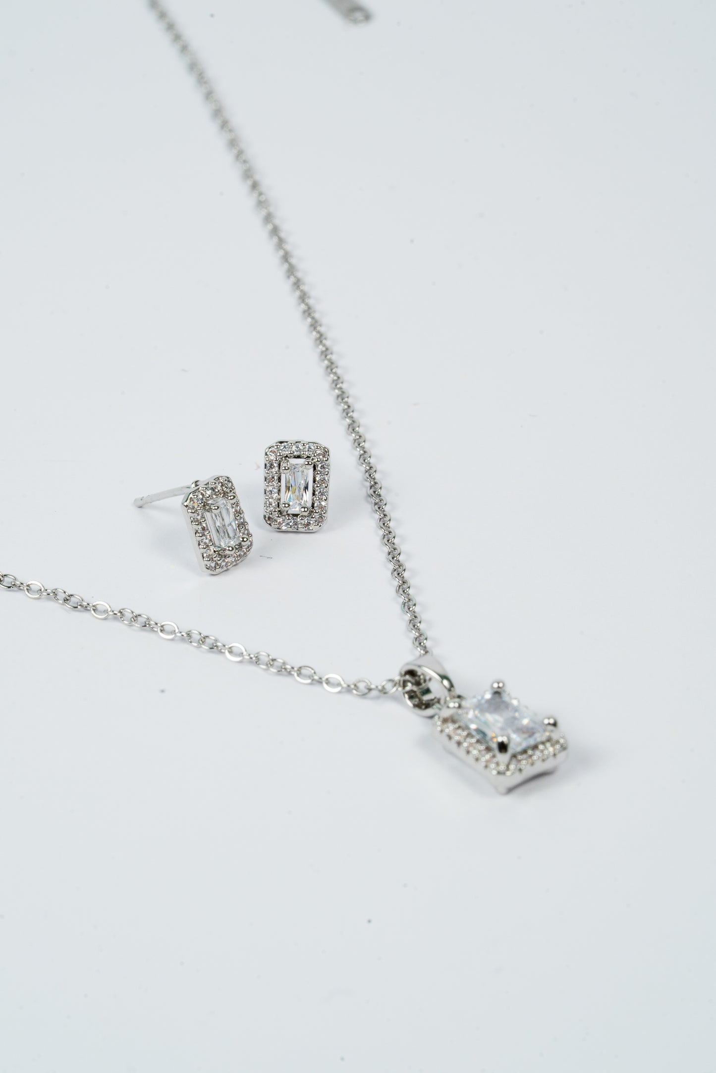 Silver Solitaire Shine Chain Pendant Set